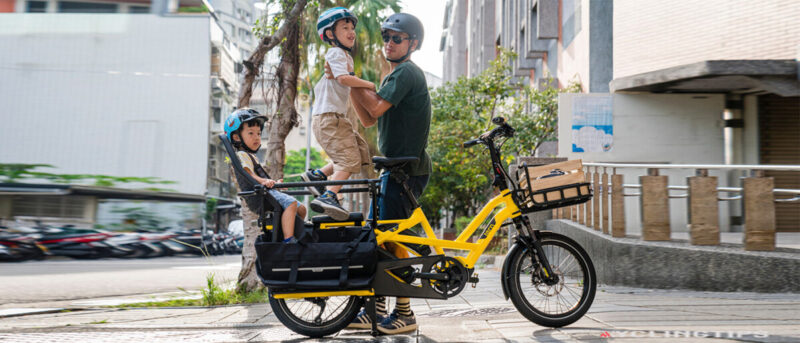 Photo of a father and sons using Tern GSD S10